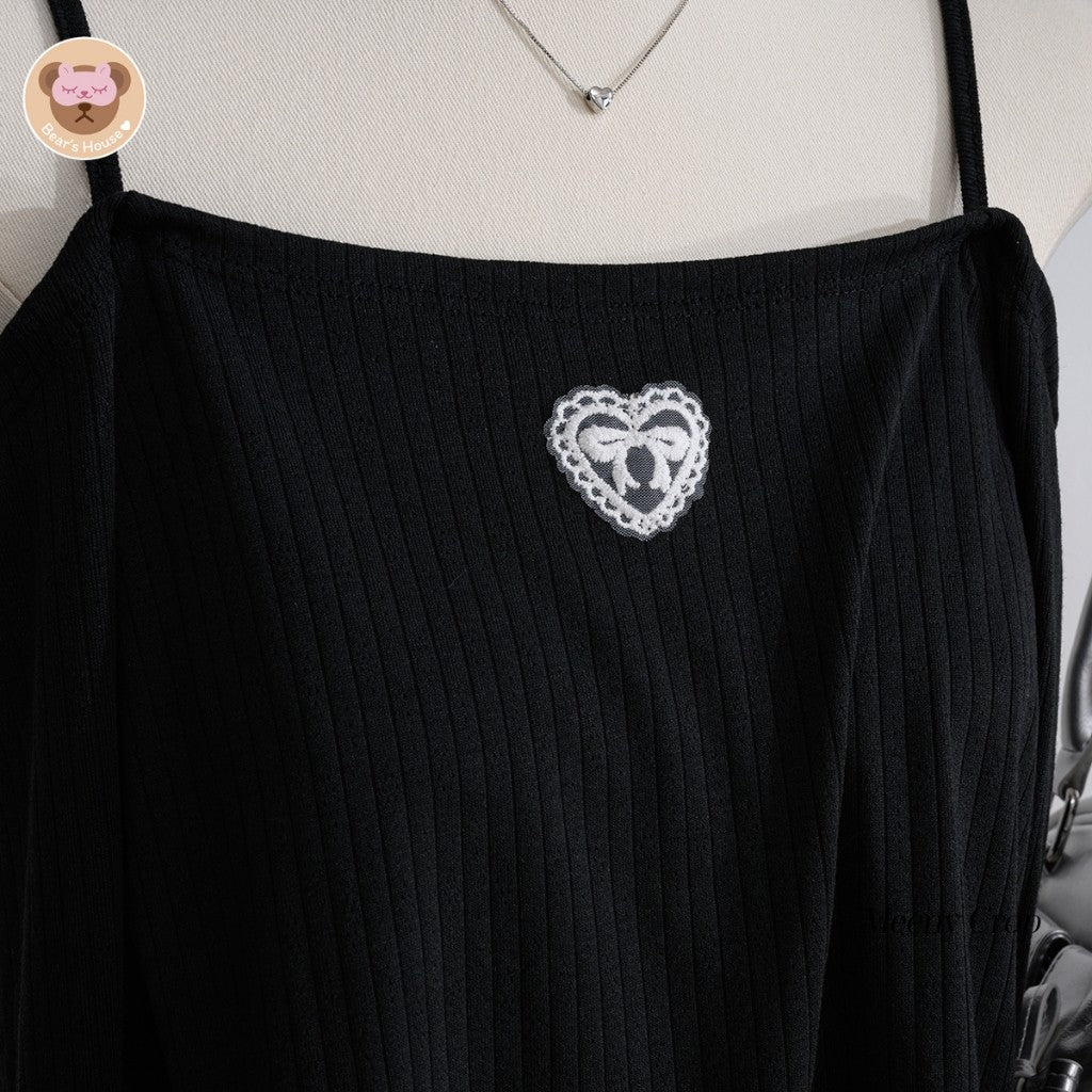 น้อง Meeny Crop เสื้อปาดไหล่สายเดี่ยว ผ้าร่อง เเต่งอกหัวใจ ดีเทลติดอะไหล่หัวใจ กลางอก